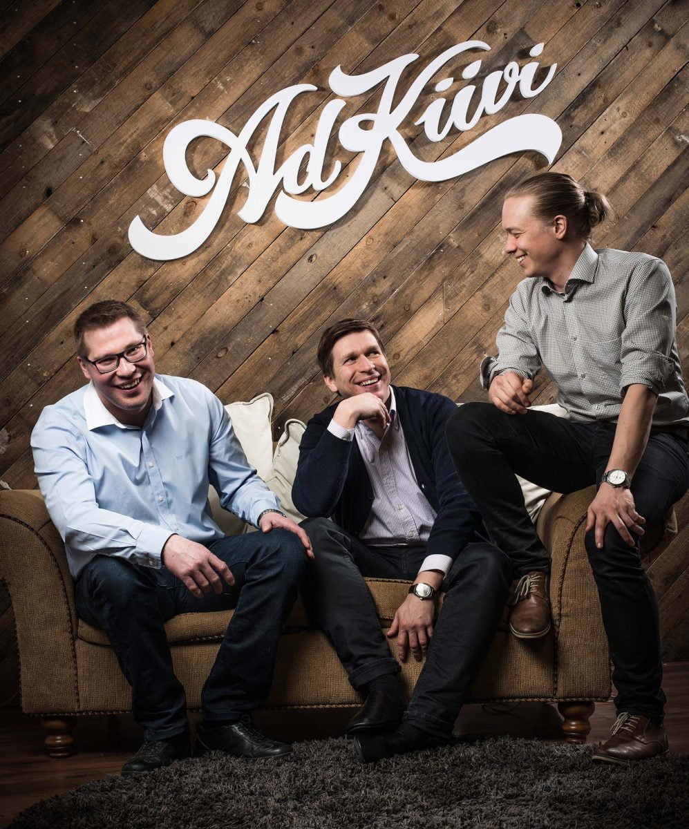 Janne Antikainen, Jukka Kekäläinen, Tatu Ahonen - Ad Kiivi logo taustalla